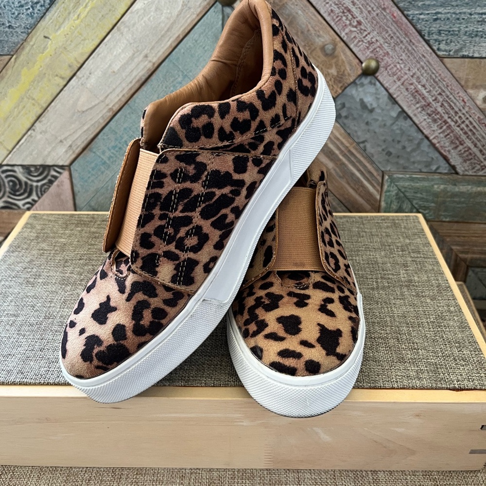 Very Volatile Leopard Print Sneakers - Picture 7 of 9